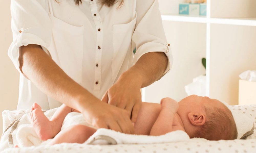 Cuidados al cambiar el pañal de un bebé recién nacido