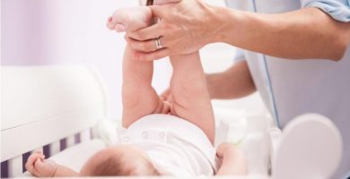 ¿Sabes los cuidados que debes tener al cambiarle los pañales a un bebé recién nacido?