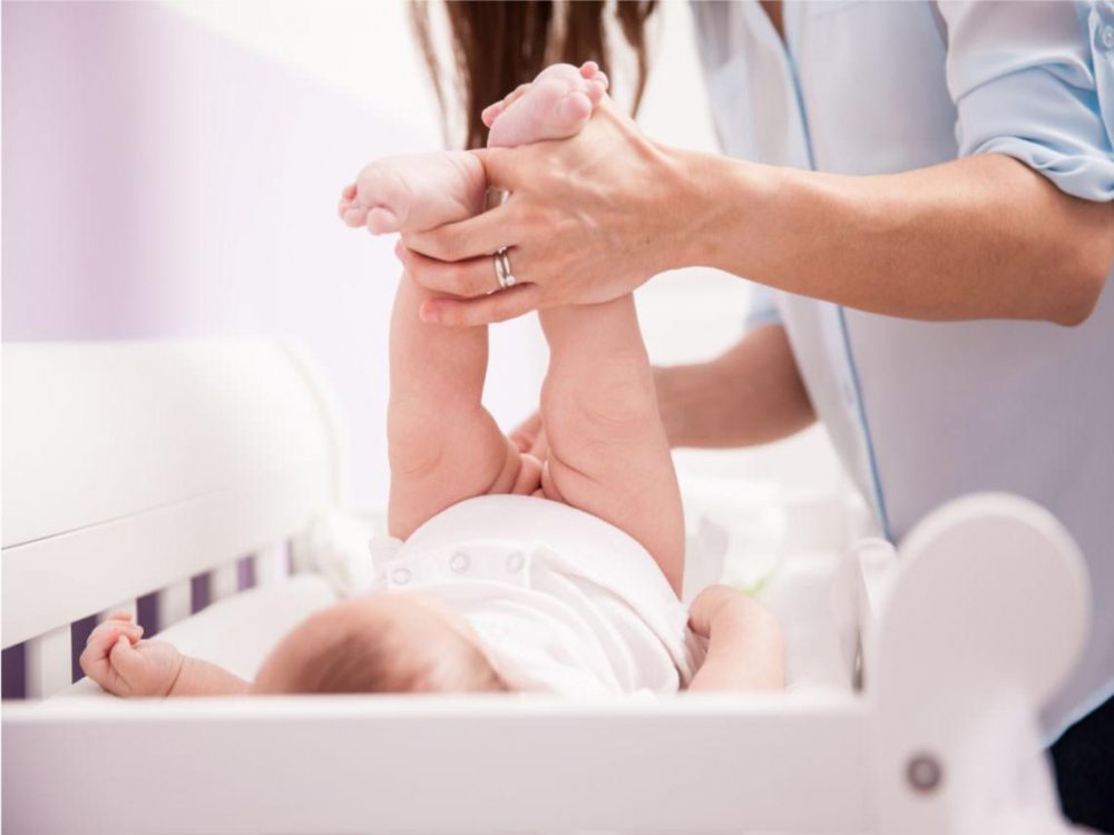 ¿Sabes los cuidados que debes tener al cambiarle los pañales a un bebé recién nacido?