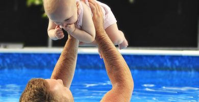 Cómo enseñar a nadar a tu bebé