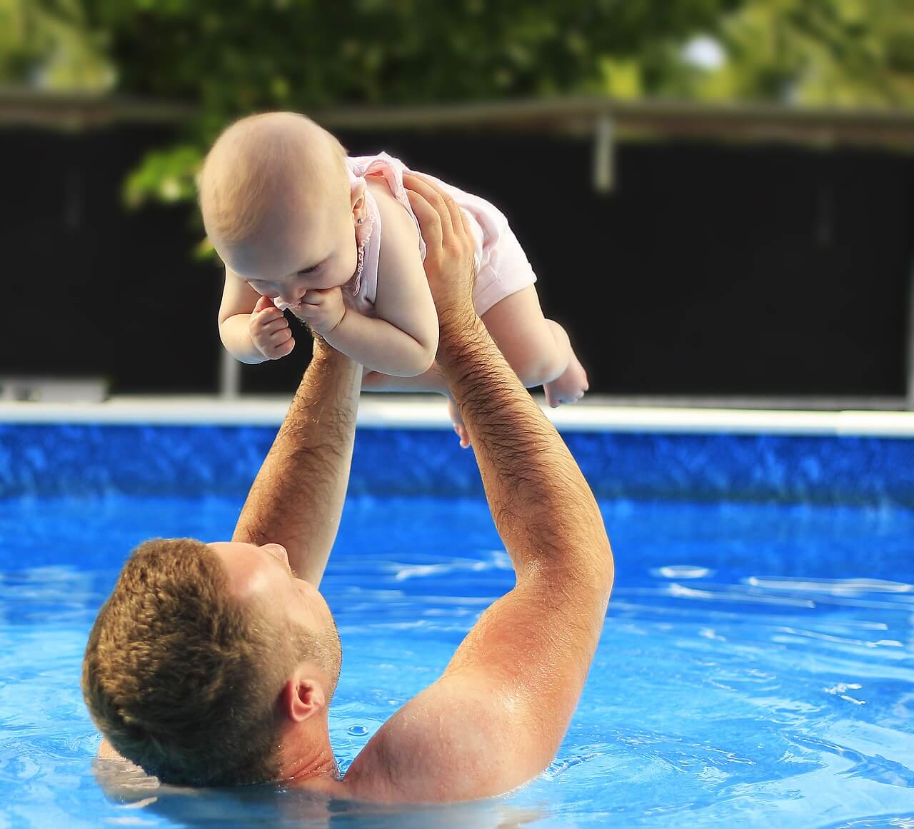 Cómo enseñar a nadar a tu bebé